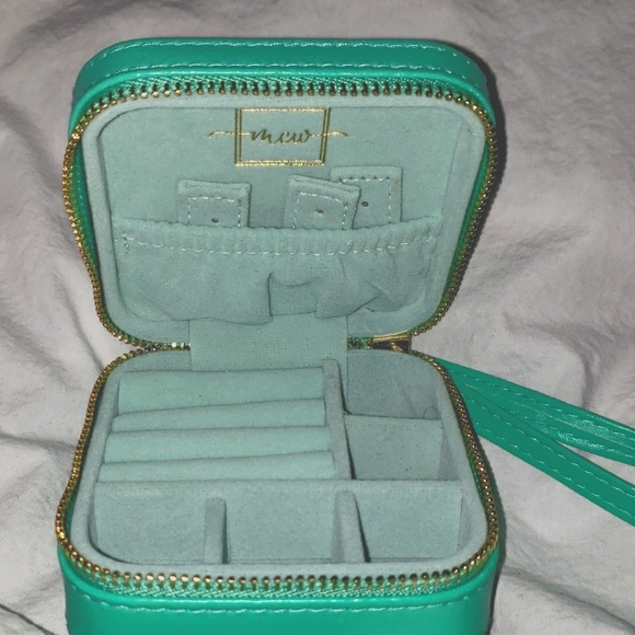 Personalized travel jewelry case - Picture 3 of 3